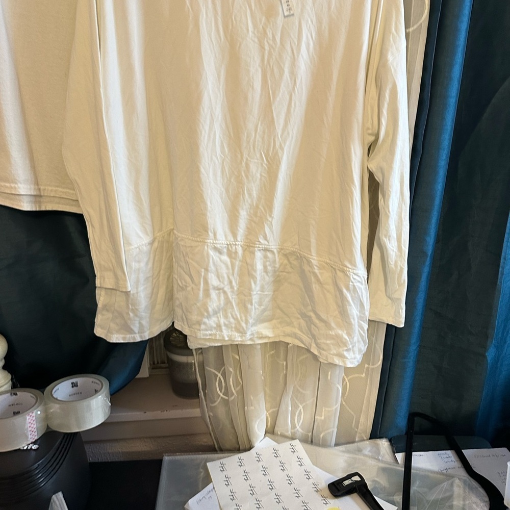 Lululemon oversized white long sleeved top - Picture 4 of 6